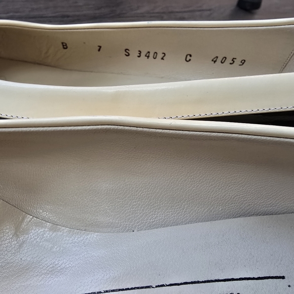 Bruno Magli Italy Bow Pumps Navy Cream Size 7 Preppy Coastal Chic Girlie - Picture 6 of 12